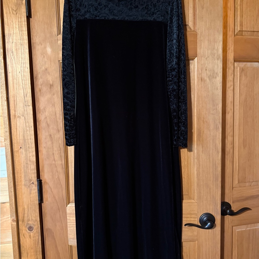 Jacqueline Farrah Elegant Black Velvet Dress